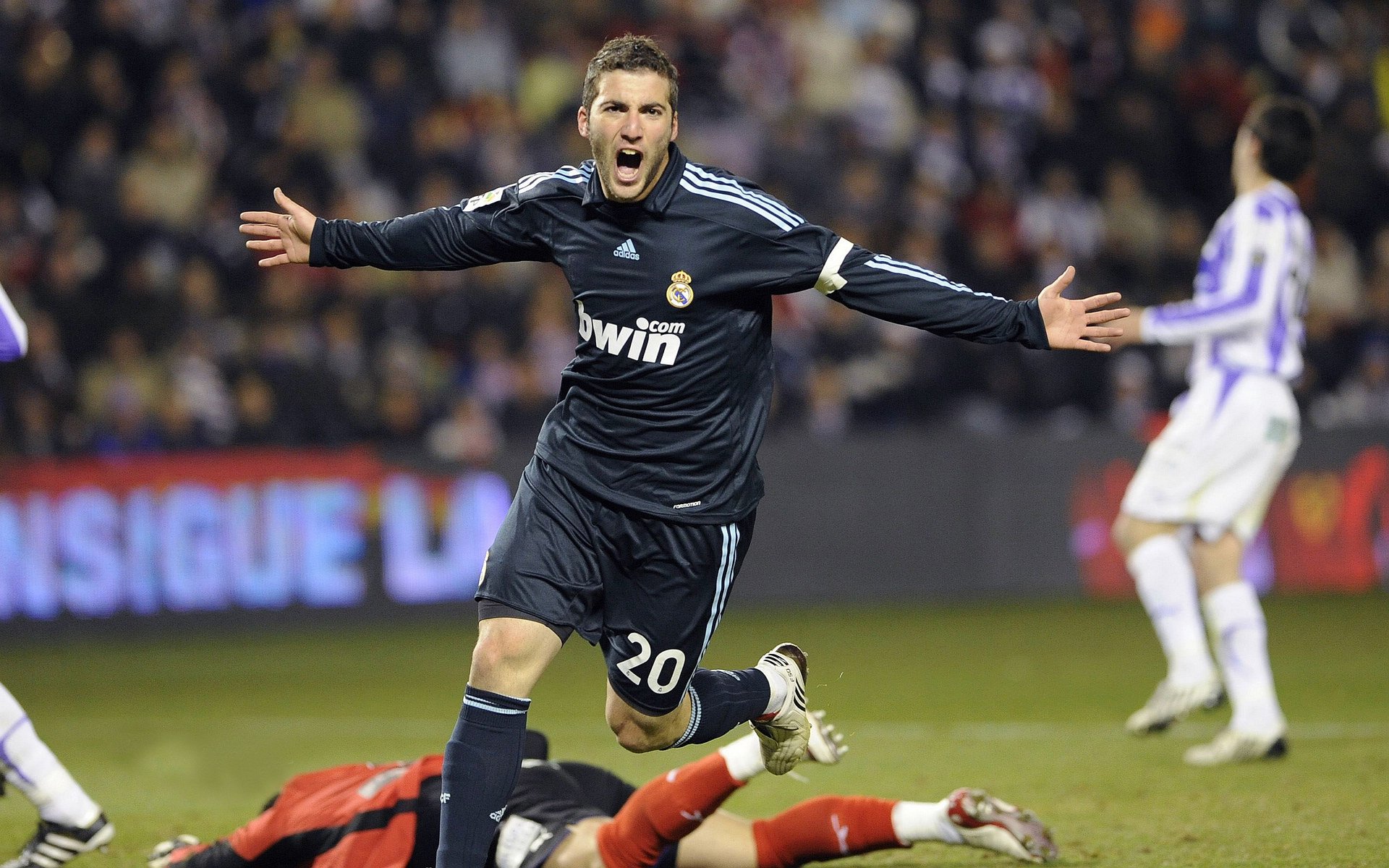 爆发与压制,足球场上截然不同的胜利哲学—格列兹曼的个人闪光与摩洛哥的集体窒息术